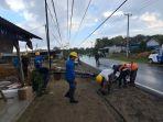 20240125-Petugas-PLN-sedang-melakukan-perbaikan-tiang-TM-roboh.jpg