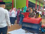 20240320-Wakil-Bupati-Bangka-Selatan-Debby-Vita-Dewi-saat-meninjau-penggunaan-mesin-pemilah.jpg