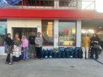 20240714-Warga-kembalikan-air-galon-bantuan-dari-SPBU-Desa-Beluluk.jpg
