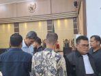 20240808-Terdakwa-Alwin-Albar-kemeja-biru-saat-bertemu-dengan-tim-PH.jpg