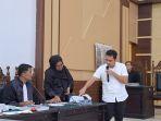 20240813-Saksi-Riki-Vernandes-saat-menunjukkan-bukti.jpg