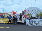20240823-Massa-aksi-damai-saat-menyampaikan-orasi.jpg