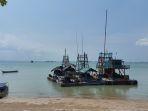 20240905-Ponton-Isap-Produksi-PIP-terlihat-bersandar-di-bibir-pantai.jpg