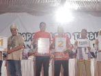 20240923-Tiga-pasangan-kandidat-menunjukan-nomor-urut.jpg
