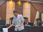 20241111-Terdakwa-Alwin-Albar-ketika-membacakan-pleidoi.jpg