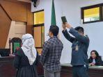20241113-Kedua-saksi-saat-diambil-sumpah.jpg