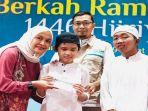 20250321-Dalam-program-Berkah-Ramadhan-1446H-YBM-PLN-GM-PLN-Babel.jpg<pf>20250321-GM-PLN-Babel-Dini-Sulistyawati-baju-pink-ditengah-bersama-manajemen.jpg