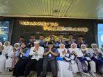20250528-TIBA-DI-PALEMBANG-Jemaah-tambahan-Kloter-22-PLM-asal-Bangka-Belitung.jpg