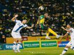 20250616_Pemain-Jamaika-saat-mencoba-menanduk-bola.jpg