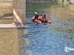 20250702-tim-SAR-mencari-mahasiswi-UNS-yang-melompat-ke-sungai-Bengawan-Solo.jpg