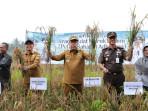 20250909-Gubernur-Kepulauan-Babel-Hidayat-Arsani-ketika-menghadiri-acara-Panen-Raya.jpg