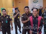 bangka/20250915-DIGIRING-PETUGAS-Seorang-PNS-inisial-J-saat-digiring-penyidik-12.jpg