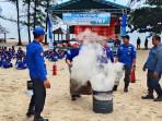 bangka/20251003-SIMULASI-KEBAKARAN-Damkar-Bangka-saat-memberikan-edukasi.jpg