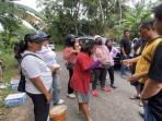 bangka/20251006-ASPIRASI-EMAK-Sejumlah-emak-emak-saat-menyampaikan-aspirasi-sambil.jpg