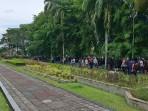 20251006-LEMPAR-BATU-Ratusan-orang-terlihat-melempar-batu-ke-arah-gedung-kantor-1.jpg