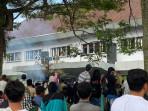 20251006-Massa-aksi-terlihat-memadati-halaman-Kantor-PT-Timah.jpg