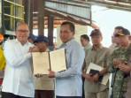 20251006-PENYERAHAN-BRN-CEO-Danantara-Rosan-Roeslani-kiri-secara-simbolis.jpg