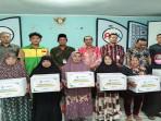 20251009-Penyerahan-secara-simbolis-50-paket-sembako-bagi-para-Lansia.jpg