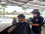 20251010-CUKUR-RAMBUT-Personel-Polres-Bangka-Barat-sedang-mencukur-rambut.jpg