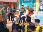 bangka/20251010-SERAHKAN-BANTUAN-Wakil-Bupati-Bangka-Selatan-Debby-Vita-Dewi-ketika-menyerahkan.jpg
