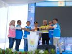 20251011-Bupati-Pohuwato-Saiful-A-Mbuinga-tengah-Direktur-Retail-dan-Niaga-Adi-Priyanto.jpg