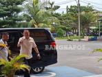 20251013-ANGGOTA-DEWAN-Bambang-Patijaya-saat-tiba-di-Gedung-Ditreskrimsus.jpg
