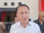 20251013-PEMERIKSAAN-Bambang-Patijaya-saat-keluar-dari-gedung-Ditreskrimsus-Polda-Babel.jpg