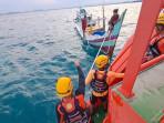 bangka/20251014-EVAKUASI-NELAYAN-Tim-SAR-Gabungan-Babel-saat-mengevakuasi-12.jpg
