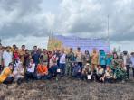20251014-Para-petani-dan-masyarakat-berkolaborasi-dalam-penanaman-padi-gogo.jpg