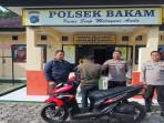 20251015-PELAKU-CURAT-Personil-Polsek-Bakam-mengamankan-pelaku.jpg