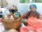 20251015-PENJUAL-JAMU-Bude-Surahmi-50-terlihat-berjualan-jamu-gendong-di-Pasar-Mentok1.jpg