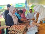 20251016-Masyarakat-yang-sedang-membeli-telur-ayam.jpg
