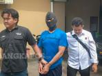 20251027-Fr-49-saat-digiring-aparat-kepolisian.jpg