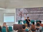 20251029-PELATIHAN-Pemred-Bangka-Pos-Group-Ade-Mayasanto-saat-menyampaikan-materi-1.jpg