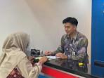 20251105-Teller-Bank-SumselBabel-saat-melayani-Nasabah.jpg