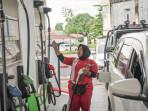 20251108-Petugas-SPBU-saat-mengisi-bahan-bakar-mobil.jpg
