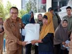 Bagi-beras-cadangan-di-Pangkalpinang.jpg
