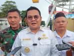 bangka/Bupati-Bangka-Selatan-Riza-Herdavid-dikawal-tentara.jpg