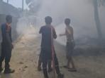 Damkar Bangka Berjibaku Padamkan Api dari Gulungan Kabel Wifi Terbakar di Parit Padang