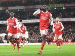 Eddi-Nktiah-mencetak-gol-ke-gawang-MU.jpg