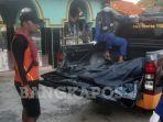 Evakuasi-korban-jatuh-ke-laut-di-teluk-limau.jpg