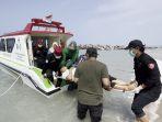 Evakuasi-pasien-ke-Ambulance-Laut.jpg