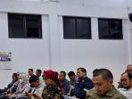 Istri-Alwin-Albar-mengenakan-masker-putih.jpg
