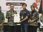 KPU-Belitung-menyerahkan-hasil-Pleno-DPT-Pilkada-Serentak-2024.jpg