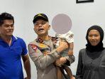 Kapolda-Babel-gendong-bayi-korban-disekap.jpg