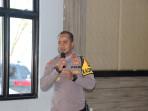 Kapolres-Bangka-Barat-AKBP-Pradana-Aditya-Nugraha-pegang-mik.jpg