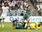 Kiper-Arab-Saudi-Tepis-bola.jpg