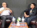Penjabat-Bupati-Belitung-Yuspian-saat-berbincang-dengan-host-Dialog-Ruang-Kita.jpg