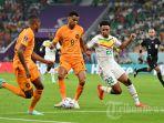 Penyerang-Belanda-Cody-Gakpo-berebut-bola.jpg
