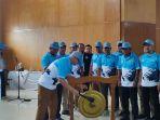 Pj-Bupati-Belitung-memukul-gong-menandai-pembukaan-Popda-Belitung-2024.jpg
